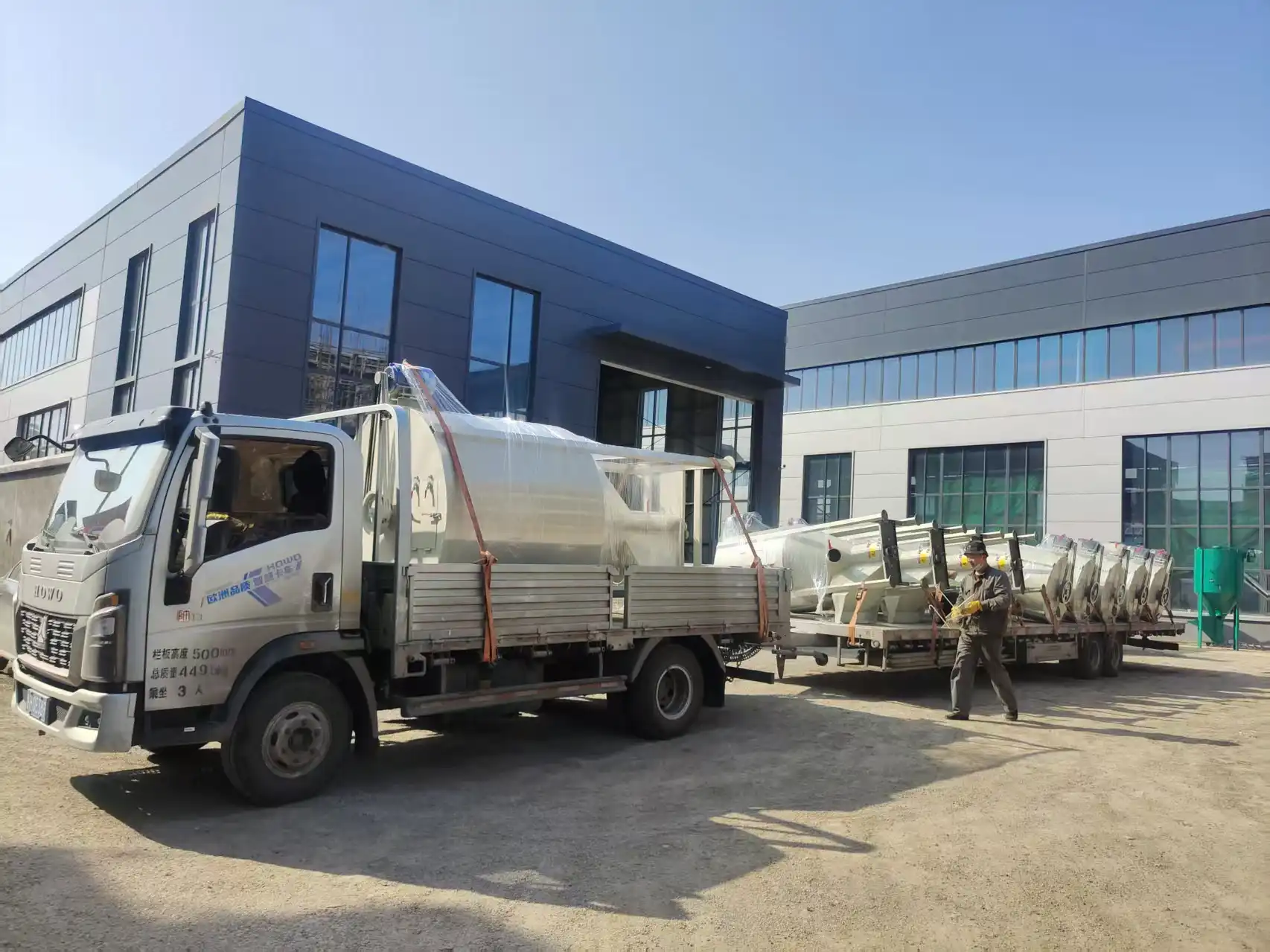 One 2000kg vertical plastic particle mixer with drying function can contain 2 metric tons of plastic particles. The maximum batch material weight is this. This guideline implies that polymer granules like PE, PP, ABS, and PVC have standard bulk densities of 0.6-0.8 g/cm³. This capacity ensures the best mixing uniformity, more than 98%, while keeping motor loads safe and attaining the desired moisture of less than 0.5% after drying cycles.