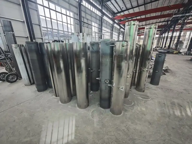 A 500kg vertical plastic particle mixer works great for injection molding plants that need to mix materials quickly and make the best use of space. This equipment meets important production needs in medium-sized businesses. It can hold up to 500kg, has an effective volume of about 800–850L, and mixes evenly more than 98% of the time. The single mixing time of 8 to 12 minutes speeds up the preparation of the material and helps the plastic become homogeneous, which is necessary for making parts without any flaws. A 500kg vertical plastic particle mixer works great for injection molding plants that need to mix materials quickly and make the best use of space. This equipment meets important production needs in medium-sized businesses. It can hold up to 500kg, has an effective volume of about 800–850L, and mixes evenly more than 98% of the time. The single mixing time of 8 to 12 minutes speeds up the preparation of the material and helps the plastic become homogeneous, which is necessary for making parts without any flaws.